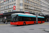Hess Trolleybus 60, auf der Linie 1, fährt am 24.02.2025 zur Haltestelle beim Bahnhof Biel.