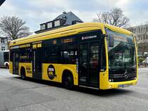 MB eCitaro 1985 det Hochbahn mit Vollwerbung am 31.3.25 beim Bf Altona.