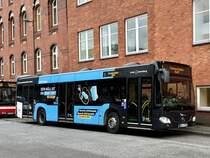 Ein MB C2 1703 von vhh.mobility am 31.3.25 beim Bf Altona abgestellt.