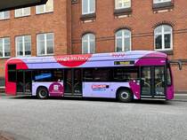 MB eCitaro 2531 von vhh.mobility mit Vollwerbung  Sicher unterwegs im HVV  am 31.3.25 beim Bf Altona