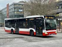 Der MB C2 8213 der Hochbahn am 31.3.25 beim Bf Altona.