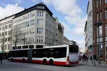 Heckansicht des MB CapaCity 4918 der Hochbahn am 31.3.25 in der Innenstadt von Hamburg.