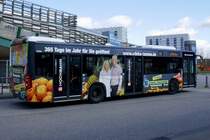 Der MB C2 1858 mit Vollwerbung für Edeka am 31.3.25 in Wilhelmsburg.