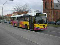 Mercedes-Benz O 405 N (Niederflur-Stadtversion) auf der Linie 131 an der Haltestelle Spandau Melanchtonplatz.