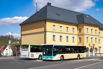 Feldbach. Wagen 24 des Busunternehmens Wolf steht hier am 04.04.2025 als Linie 405 vor dem Bahnhof Feldbach.