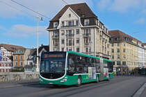 Mercedes Citaro 7022, auf der Linie 34, überquert am 04.11.2024 die Mittlere Rheinbrücke. Aufnahme Basel.
