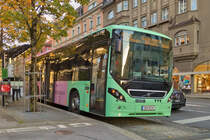 Volvo 8900 von Postbus (BD-16781) als Linie 404 an der Haltestelle Innsbruck Landesgericht. Aufgenommen 17.10.2024.