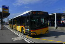 Postauto - Solaris Urbino  ZH 937463 beider Zufahrt zu den Haltestellen vor dem Bahnhof in Affoltern am Albis am 30.03.2025