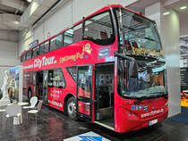 Ein Volvo UNVI Urbis Sightseeing-Bus war Teil der Ausstellung der Messe Hannover, so gesehen Anfang April 2025.