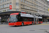 Hess Trolleybus 94, auf der Linie 3, fährt am 24.02.2025 zur Haltestelle beim Bahnhof Biel.