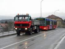 VB Biel - Defekter Mercedes Citaro Nr.144 BE 572144 auf der Aarebrcke in Brgg mit dem soeben eingetroffen Abschleppfahrzeug  der VB Biel, morgens um 08.35 Uhr bei Strmenden Regen am 28.03.2009