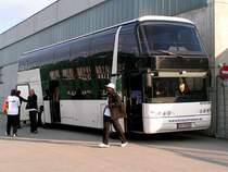 NEOPLAN-skyliner bringt die Spieler des SC-ALTACH anl�sslich des Bundesligaspieles vor das FILL-Metallbaustadion; 090321 