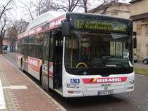 BLK-V1006, ein Lion´s City  CNG, steht auf Pausenstellung nachdem er gerade aus Richtung Wiedebach auf der Stadtbus-Linie 12 gekommen ist. Aufgenommen am 23.03.2009 auf dem Busbahnhof in Weienfels.