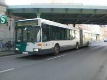 Mercedes-Benz O 405 N (Niederflur-Stadtversion) auf der Linie 694 nach Drewitz Stern-Center/Gerlachstra�e am S-Bahnhof Babelsberg.