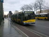 Solaris Urbino auf der Linie 167 nach K�penick M�ggelschl��chenweg an der Haltestelle Treptow Beermannstra�e.