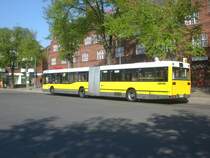 Mercedes-Benz O 405 N (Niederflur-Stadtversion) auf der Linie M32 nach S+U Bahnhof Rathaus Spandau an der Haltestelle Staaken Heidebergplan.