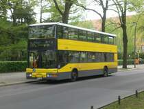 MAN-Doppeldecker auf der Linie 104 nach Stralau Tunnelstrae an der Haltestelle Neu-Westend Brixplatz.