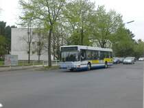 MAN Niederflurbus 1. Generation auf der Linie 623 nach Teltow Oderstra�e an der Haltestelle Zehlendorf Clauertstra�e.