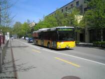 Derweil herrscht in der Lindstrasse eine Baustelle, und darum ist diese Strasse stadteinwrs gesperrt. Die Busse der Linien 3, 10 und die Poschtis der Linie 676 fahren ab einer provisorischen Haltestelle beim Bezirksgebude ohne Halt bis zum Hauptbahnhof. So sieht die Theaterstrasse auch wieder mal Busse... sonst geschieht dies nur am Albanifest und whrend der Fasnacht..., Motrag MAN Nr. 133 am 20.4.09, neben dem Wahrzeichen von Winterthur, dem roten Turm.