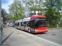 Die Linie 3 kann whrend der Baustelle an der Lindstrasse nicht vollstndig auf Autobus umgestellt werden. Ca. 3 Kurse werden durch Trollinos abgedeckt, die beim Spital die Stickel einziehen mssen und mit dem Hilfsmotor zum HB fahren. Hier verlsst am 20.4.09 der Trollino 172 die provisorisch in die Theaterstrasse verlegte Haltestelle Bezirksgebude.
