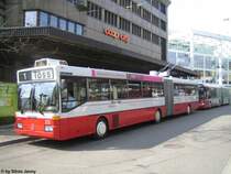 Zum Ende ihrer Karriere erhalten die GTZ doch noch eine Dachwerbung. Der im Bild zu sehende GTZ Nr. 151 macht Werbung, fr das demnchst  zu errffnende Einkaufszentrum Lokwerk an der Zrcherstrasse. Hier steht er vor dem Solaris 338 am 20.4.09 am HB.