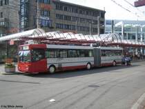 Mercedes O405GTZ Nr. 160 am 20.4.09 beim Hauptbahnhof auf der Linie 2 nach Seen. Leider erhalten nun immer mehr GTZ ein neues Rollband, wo man wegen der Schriftgrsse nicht mehr sofort erkennt, wohin der Bus fhrt...