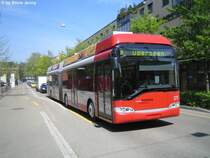Abgebgelter Trollino 177 am 20.4.09 am umleitungsbdingten Befahren der Theaterstrasse. Ausser an der Fasnacht, dem Albanifest und der erwhnten Umleitung fahren sonst keine Busse durch die Theaterstrasse. Deshalb knnen die Lichtsignale nicht beeinflusst werden, und der Bus steht im Stau...