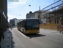 Obwohl man am Nachmittag die Busse in Richtung Wlflingen shclecht fotografieren kann (Gegenlicht) wollte ich es mir nicht entgehen lassen, ein Bild des neusten Postautos von Motrag, dem CitaroII G Nr. 249, hier zu sehen, wie er als Linie 665 nach Dttlikon am 20.4.09 den HB Winterthur verlsst.