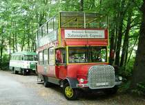 Ein  Schsisch-Bhmischer Nationalpark-Expre  - Doppeldecker macht am Fue der Festung Knigstein im Elbsandsteingebirge (Schsische Schweiz)Pause. Im Hintergrund steht ein Robur. Das Bild enstand im August 2007. 