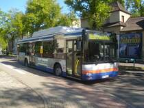 WSF-VV93, einer der ltesten Weienfelser MAN-Gasbusse, steht am 21.04.2009 auf dem Weienfelser Busbahnhof zu einer Pause abgestellt. Die sich im Bus spiegelnde Haltestelle ist die Abfahrtshaltestelle der (berland-) Linie 792 Richtung Goseck.