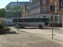 Einer der 315`er Setra der RVG-Weienfels verlsst gerade den Busbahnhof in Weienfels. Nach der Abfahrt an den Haltestellen des (berland-)Linienverkehrs fahren die Busse meist nach rechts, an der  Ausstiegsstelle  und den Stadtbushaltestellen vorbei, auf die Weienfelser Dammstrae. Die einzigen Buslinien, die das planmig nicht machen, sind die Busse der Linien 782, 786, 781 und 783, sowie die Stadtbuslinie 11. Diese biegen nach links aus dem Busbahnhof aus in die Leipziger Strae, wobei die 11 vor der Ausfahrt noch eine  Ehrenrunde  an den berland-Haltestellen vorbei macht.
