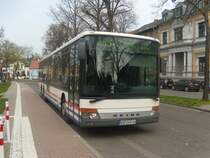 WSF-VV14 steht am 08.04.2009 auf dem Weienfelser Busbahnhof abgestellt. Es handelt sich bei diesem Fahrzeug um eines von 3 15m-Fahrzeugen der RVG-Weienfels mbH. Neben diesem S319NF existieren noch WSV-VV15 (ebenfalls S319NF) und WSF-V790 (S319UL) [von dem ich noch kein ordentliches und zeigbares Bild habe.].
Zwar hat dieses Fahrzeug eine berlandausstattung und Schaltgetriebe, ist jedoch ganz selten auch mal im Stadtverkehr zu erleben.