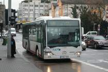 In Gieen ist am 26.03.09 ein MB-Citaro auf der Linie 520 richtung Bahnhof im Einsatz und fhrt in die Haltestelle Liebigstrae ein.