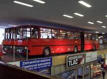 Orginelle Idee: Caffe aus Ikarus-Busteilen gebaut, die Seitenwnde zwischen den beiden Busen fehlen, dadurch ein Raum, im Stanica Mlynske Nivy Bratislava (Zentralen Busbahnhof), aufgenommen am 18.03.2007. Im vorderen Bus sitzt eine Fahrer-Puppe hinter dem Steuer.