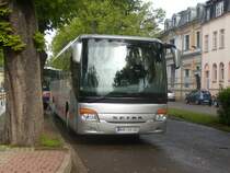 WSF-VV31, ein Setra S415GT, am 23.04.2009 auf dem Weienfelser Busbahnhof. Dank der gehobenen Comfort Class Ausstattung wird er im (berland-)Linienverkehr, aber auch im Sonderverkehr eingesetzt. Auch verfgt er ber eine Klimaanlage, bei Bussen der RVG-Weienfels relativ selten eingebaut, Schaltgetriebe und hat leider nur eine gelbe Umweltplakette erhalten (knnen, ist noch kein Bluetec-Motor). Schaltgetriebe haben meines Wissens nach bei der RVG-Weienfels nahezu alle Nicht-Niederflur-Busse, auer der einzige S415UL des Unternehmens.