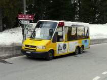 G�ste-Bus in Andermatt mit einem VW Bus  UR 9330 bei der Haltestelle vor dem Bahnhof in Andermatt am 08.04.2009
