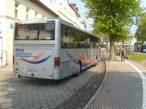 WSF-VV66, ein UL-Setra der 300er Serie, am 24.04.2009 auf dem Busbahnhof in Wei�enfels. Er kam gerade aus Hohenm�lsen auf der Linie 801 und ist �ber Webau gefahren. Hier hat er gerade seine Fahrg�ste entlassen und sucht sich ein Pl�tzchen zum Pausemachen.