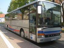 WSF-VV66, ein UL-Setra der 300er Serie, am 24.04.2009 auf dem Busbahnhof in Wei�enfels. Er kam gerade aus Hohenm�lsen auf der Linie 801 und ist �ber Webau gefahren. Hier steht er jetzt auf seinem Pausenplatz. 