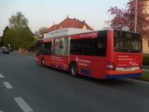 WSF-VV18, ein MAN Lion&acute;s City � CNG,f�hrt am Abend des 24.04.2009 gerade einen Kurs der Linie 5 und biegt hier von der Beuditzstra�e in den Kirschweg. Gesehen zwischen den Haltestellen Wei�enfels Mozartstra�e und Wei�enfels Kirschweg in Wei�enfels West.