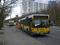 Mercedes-Benz O 405 N (Niederflur-Stadtversion) auf der Linie X33 nach M�rkisches Viertel Wilhemsruher Damm an der Haltestelle M�rkisches Viertel Wilhemsruher Damm/Treuenbrietzener Stra�e.