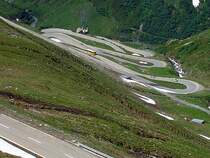 Ein Postbus f�hrt die Serpentinen des Nufenenpasses hinunter Richtung Ulrichen, 15. Juni 2003