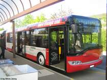 Da will ich endlich mal den Solaris 290 fotografieren, doch er steht wieder mal an einer unm�glichen Stelle. So lies es sich nicht vermeiden, das der eine Pfosten vor dem Bus, den Zeitungskasten und links im Bild und der Blitz ausgel�st wurde. Na ja, der Chauffeur befand sich ja nicht auf dem Fahrzeug darum konnte ihm der blitz meiner Cam relativ egal sein. Am 25.4.09 war er als Extrafahrt f�r MagicTicket im Einsatz, und wartete am Bhf. Oberwinterthur auf die Teilnehmer des Ausfluges...