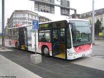 BGU Nr. 20 am 26.4.09 beim Bhf. Solothurn. Ich hack ja ungerne auf Verkehrsbetrieben um, aber der gelbe Boden sieht ja einfach schrecklich aus...