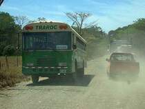 �berlandbus Nicoya-Nosara (55 km) begegnet uns auf der immer noch ungeteerten Holperstrasse bei Garza, Costa Rica. 26. M�rz 2007