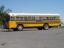 Blue Bird �berlandbus bei einer Pause neben der Tempisque-Br�cke, Costa Rica, 05. M�rz 2006