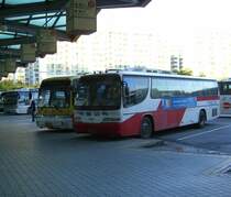 Korea, Suwon Busbahnhof. In Korea gibt es ein gutes �berland- Bussystem. Man reist damit bequem, sauber, p�nktlich. Die Autobahnen sind oft verstopft, f�r die Busse gibt es jedoch eigene Spuren. 