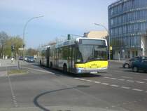 Solaris Urbino auf der Linie 125 nach U-Bahnhof Osloer Stra�e am U-Bahnhof Alt Tegel.