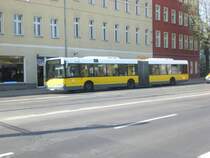 Solaris Urbino auf der Linie 255 nach U-Bahnhof Osloer Stra�e nahe der Haltestelle Wei�ensee Berliner Allee/Rennbahnstra�e.