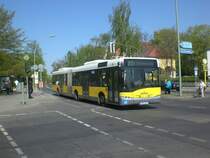 Solaris Urbino auf der Linie M11 nach S-Bahnhof Schneweide an der Haltestelle Lichterfelde Goerzallee/Drakestrae.
