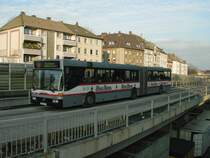 Ein Mercedes-Gelenkspurbus der EVAG auf der Spurbusrampe am Wasserturm in Essen als Wagen der Linie 146 nach Heisingen - 21. Januar 2004.